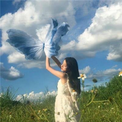 颁奖典礼后台实拍：新生代小生素颜现身菜市场，好友出面澄清