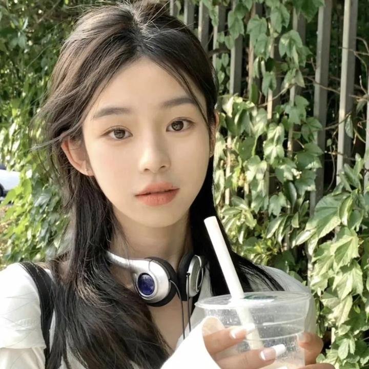 顶流女星言论翻车，全网玩梗，一个月引热议
